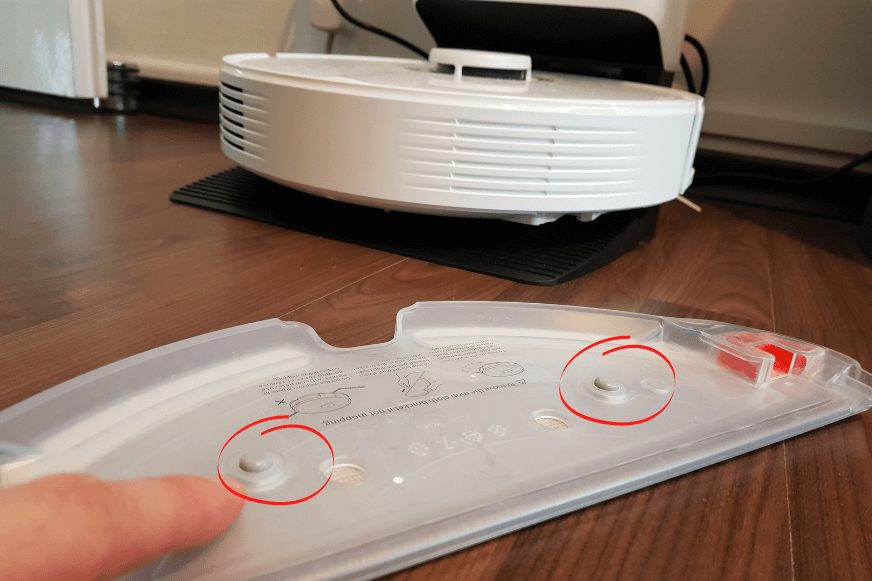 Пружины, которые оказывают дополнительное давление на салфетку, видны на снимке крупным планом